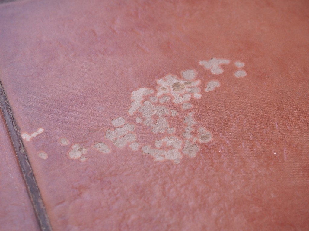 PRZED: brzydkie uszkodzenia na powierzchni naszych płytek