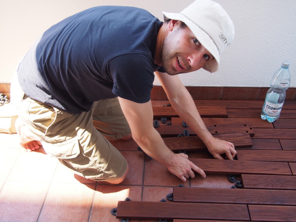 W TRAKCIE: Mirek podczas układania desek na balkonie